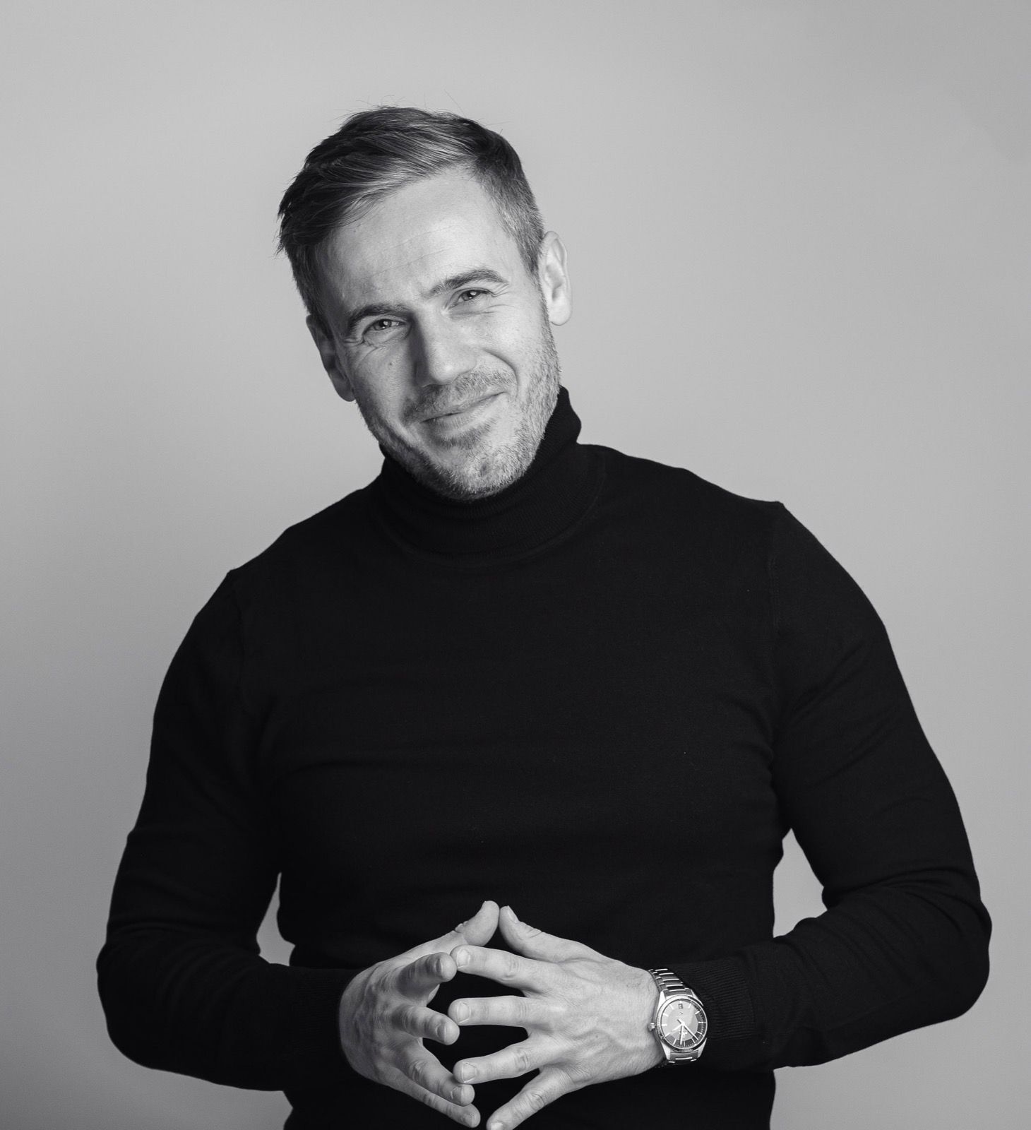 Marcin Hlybin, looking unconvinced and pointing at his story
